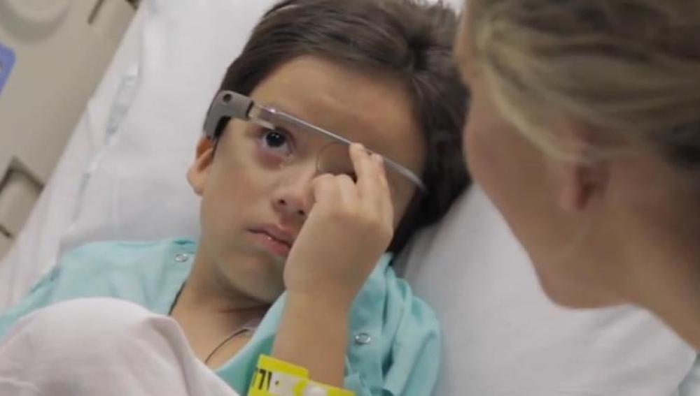 Uno de los niños usa las Google Glass