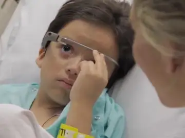 Uno de los niños usa las Google Glass Uno de los niños usa las Google Glass