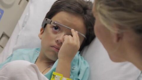 Uno de los ni&ntilde;os usa las Google Glass