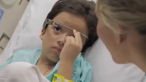 Uno de los niños usa las Google Glass Uno de los niños usa las Google Glass