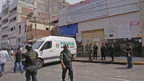 Mueren dos personas en intento de desalojo en el centro histórico de Lima Mueren dos personas en intento de desalojo en el centro histórico de Lima