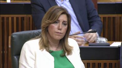 Susana Díaz firma el decreto que retira las competencias de Vivienda a IU