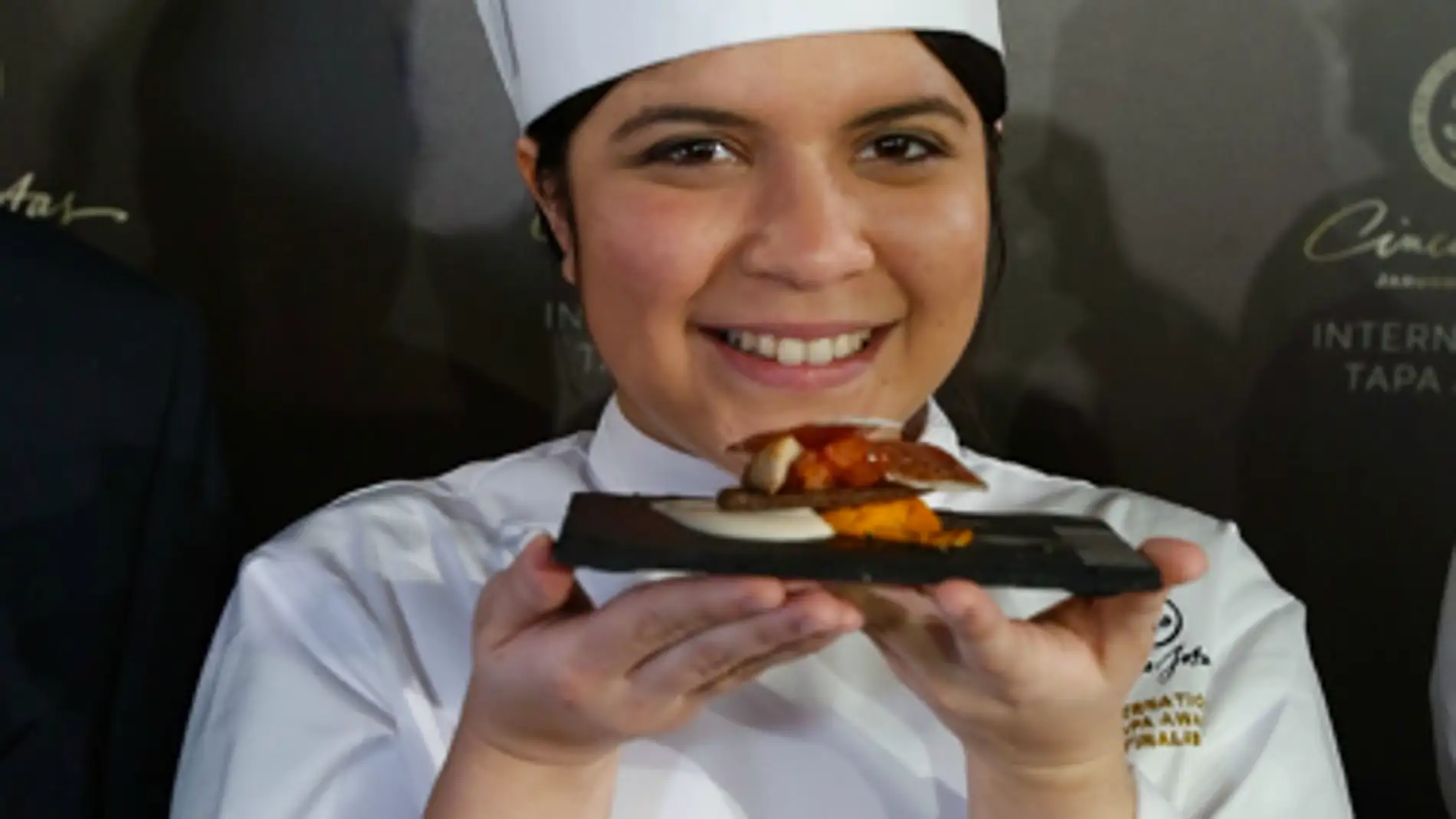 Paulette Tejada, ganadora del primer premio, con su tapa inspirada en los andares del cerdo.