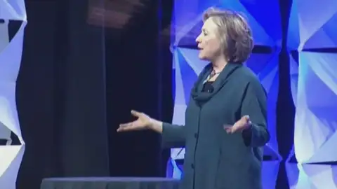 Lanzan un zapato a Hillary Clinton Lanzan un zapato a Hillary Clinton