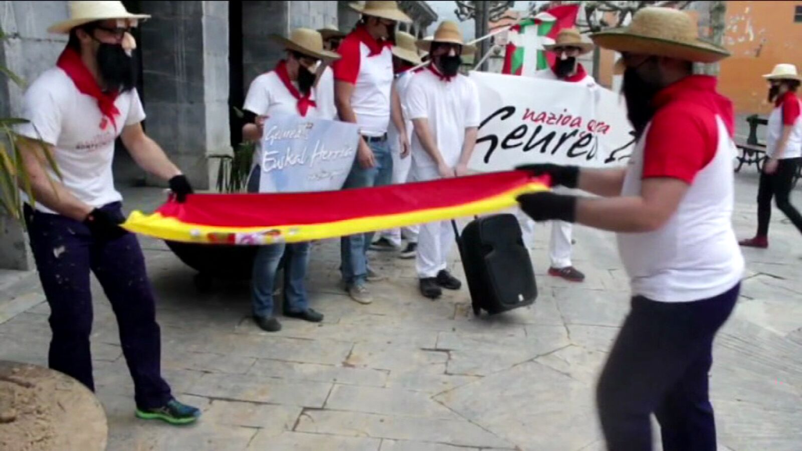Un grupo de radicales quita la bandera de España del Ayuntamiento de Villabona