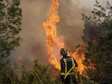 Un efectivo del cuerpo de Bomberos durante las labores de extinción del incendio 