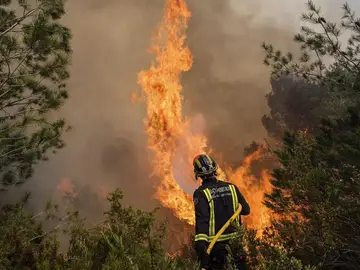 Un efectivo del cuerpo de Bomberos durante las labores de extinción del incendio Un efectivo del cuerpo de Bomberos durante las labores de extinción del incendio