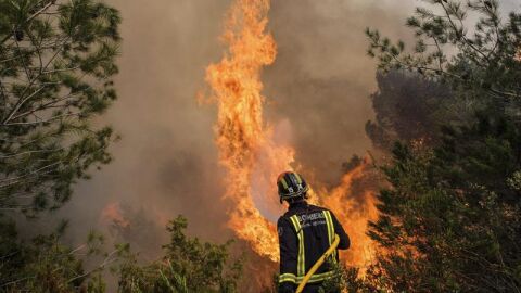 Un efectivo del cuerpo de Bomberos durante las labores de extinci&oacute;n del incendio 
