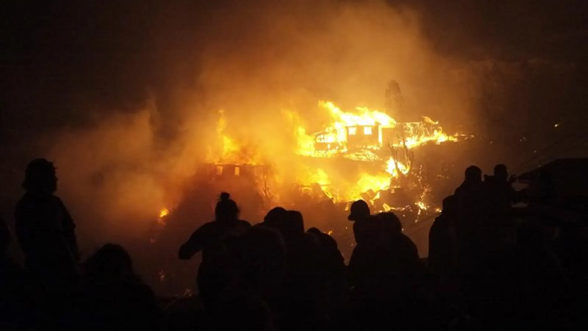 Un incendio descontrolado destruye 150 casas en la ciudad chilena de Valparaíso Un incendio descontrolado destruye 150 casas en la ciudad chilena de Valparaíso