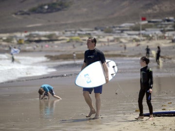 David Cameron hace surf en compañía de su hijo