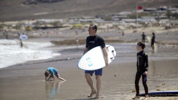 David Cameron hace surf en compañía de su hijo