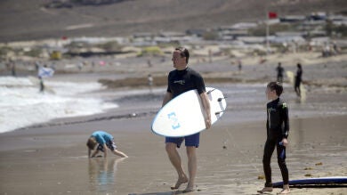 Los Cameron pasan un día de sol y surf en la Caleta de Famara en Lanzarote