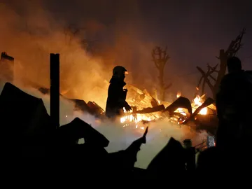 Bomberos trabajando en el incendio de Valparaíso Bomberos trabajando en el incendio de Valparaíso