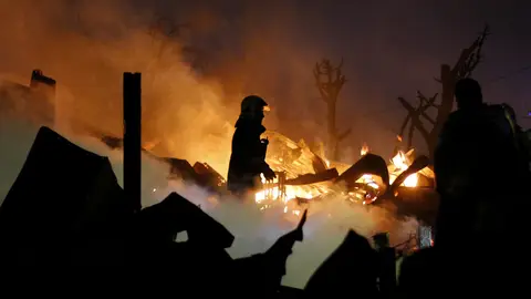 Bomberos trabajando en el incendio de Valparaíso Bomberos trabajando en el incendio de Valparaíso