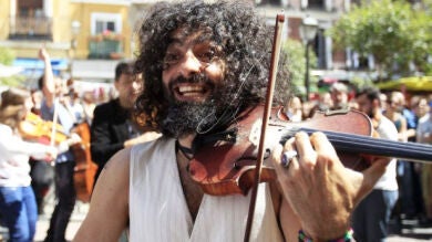 El violinista libanés Ara Malikian ofrece un concierto improvisado en el Rastro de Madrid