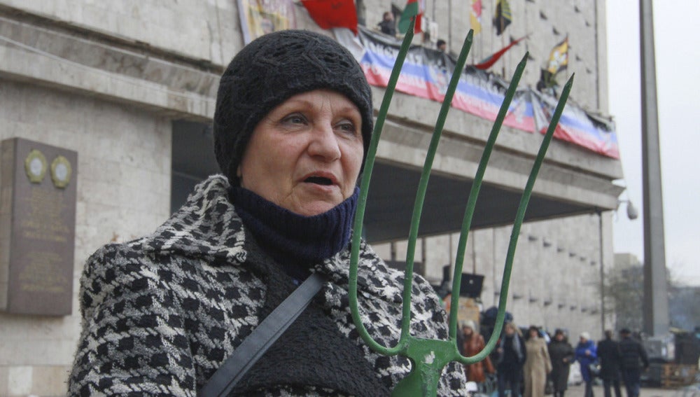 Una manifestante prorrusa con un rastrillo