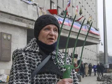 Una manifestante prorrusa con un rastrillo Una manifestante prorrusa con un rastrillo