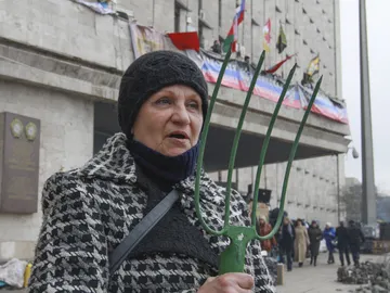 Una manifestante prorrusa con un rastrillo Una manifestante prorrusa con un rastrillo