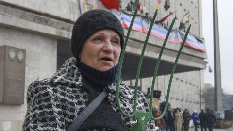 Una manifestante prorrusa con un rastrillo