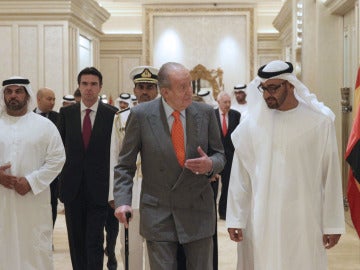 El Rey Don Juan Carlos conversa con el príncipe heredero de Abu Dabi, el jeque Mohamed bin Zayed al Nahyan