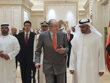 El Rey Don Juan Carlos conversa con el príncipe heredero de Abu Dabi, el jeque Mohamed bin Zayed al Nahyan El Rey Don Juan Carlos conversa con el príncipe heredero de Abu Dabi, el jeque Mohamed bin Zayed al Nahyan