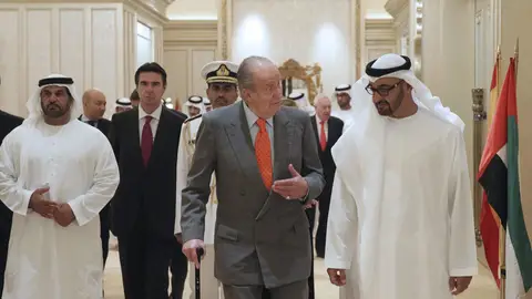 El Rey Don Juan Carlos conversa con el príncipe heredero de Abu Dabi, el jeque Mohamed bin Zayed al Nahyan El Rey Don Juan Carlos conversa con el príncipe heredero de Abu Dabi, el jeque Mohamed bin Zayed al Nahyan