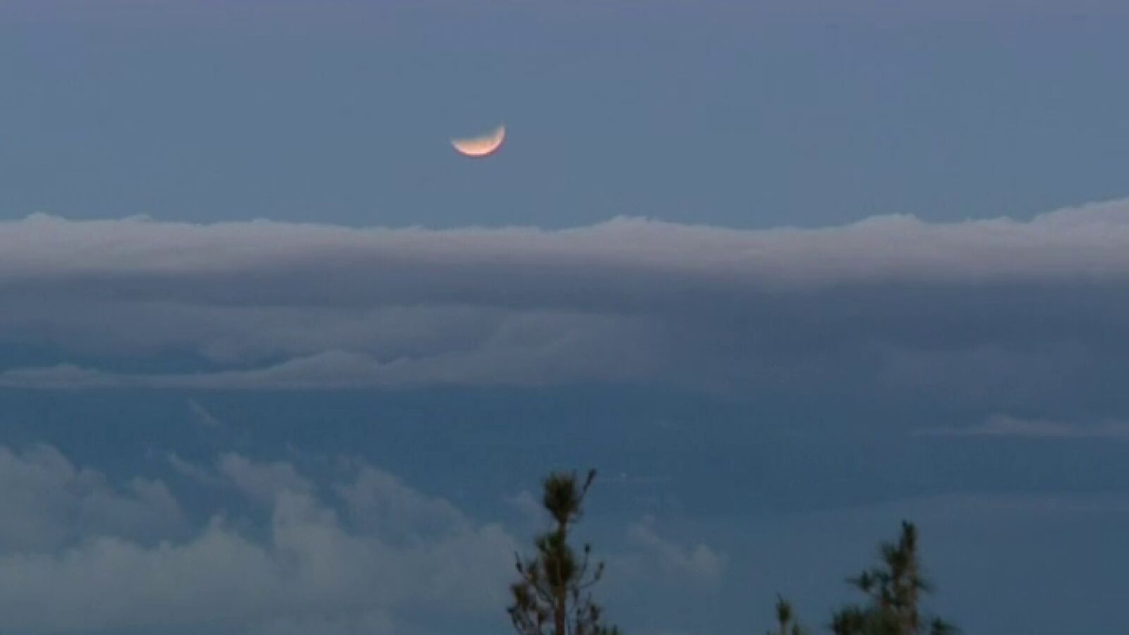 La luna tiñe de rojo los cielos de Canarias