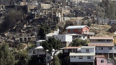 Las autoridades chilenas dan por controlado el incendio de Valparaíso