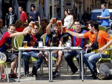 Aficionados del Barcelona en una terraza de Valencia