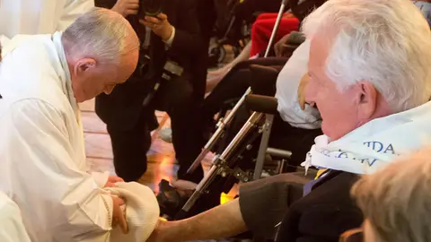 El Papa Francisco lava los pies a un hombre El Papa Francisco lava los pies a un hombre