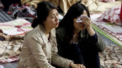 Los buzos consiguen rescatar los 13 primeros cuerpos de los pasajeros del Sewol