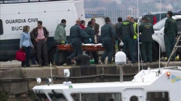 Traslado del cuerpo de uno de los marineros fallecidos en Asturias.  