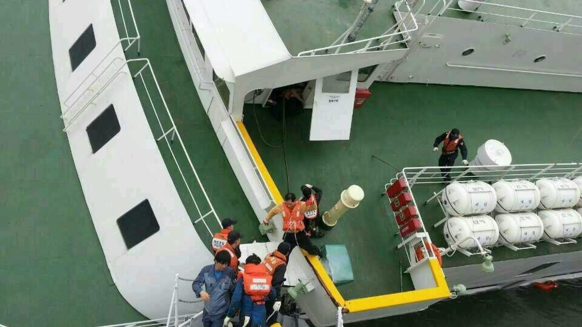 Ayudan al capit&aacute;n del Sewol