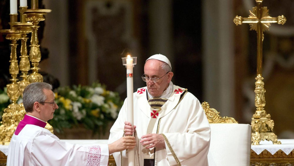 El papa Francisco durante la Vigilia Pascual