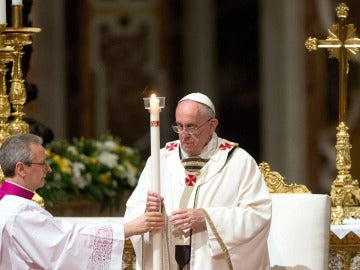 El papa Francisco durante la Vigilia Pascual