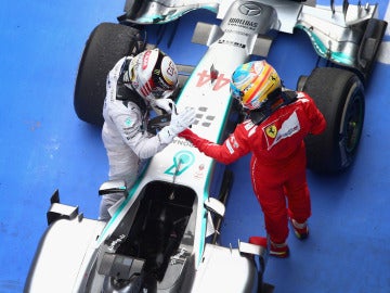 Hamilton saluda a Alonso