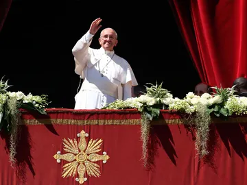 El papa Francisco saluda a los fieles El papa Francisco saluda a los fieles