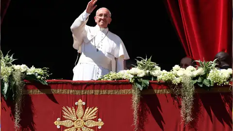 El papa Francisco saluda a los fieles El papa Francisco saluda a los fieles