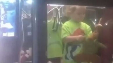 Un niño de 3 años, atrapado en una máquina de peluches intentando conseguir uno
