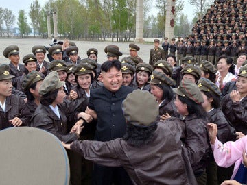Kim Jong-un rodeado de su ejército de mujeres