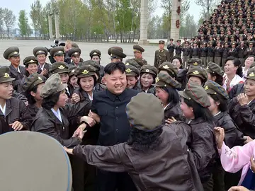 Kim Jong-un rodeado de su ejército de mujeres Kim Jong-un rodeado de su ejército de mujeres