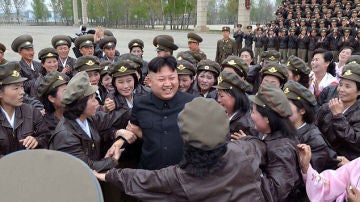 Kim Jong-un rodeado de su ejército de mujeres