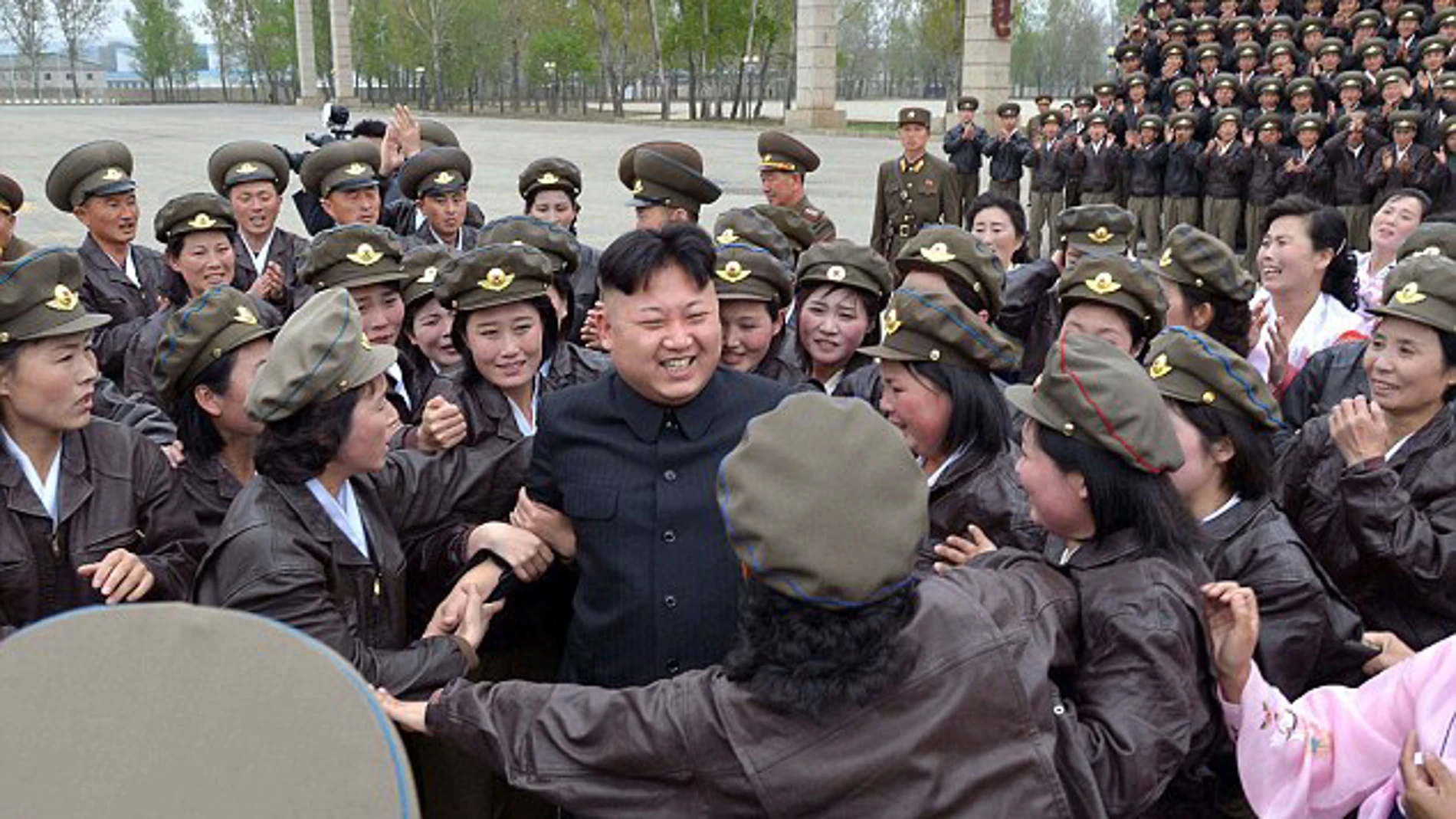 Kim Jong-un rodeado de su ejército de mujeres Kim Jong-un rodeado de su ejército de mujeres