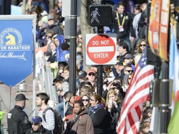 Una multitud acude a la 118 edición del maratón en Boston