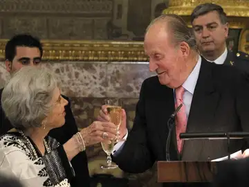 El Rey Juan Carlos brinda con la escritora mexicana Elena Poniatowska El Rey Juan Carlos brinda con la escritora mexicana Elena Poniatowska
