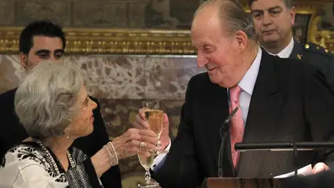 El Rey Juan Carlos brinda con la escritora mexicana Elena Poniatowska El Rey Juan Carlos brinda con la escritora mexicana Elena Poniatowska