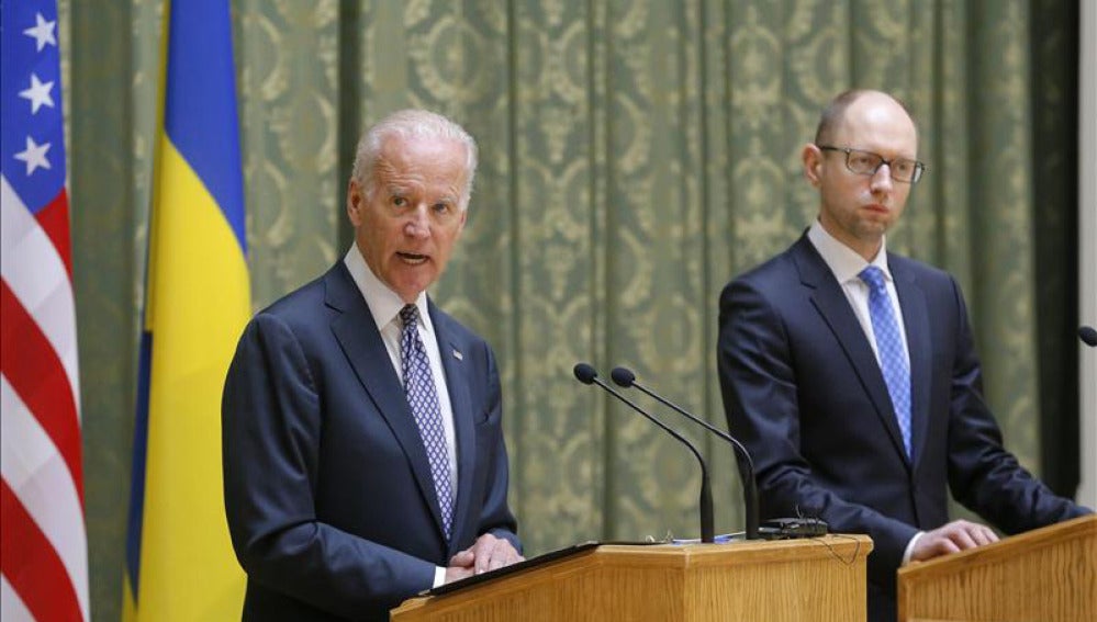 Joe Biden (i), y el primer ministro ucraniano, Arseni Yatseniuk.