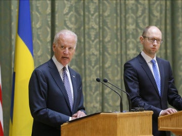 Joe Biden (i), y el primer ministro ucraniano, Arseni Yatseniuk.