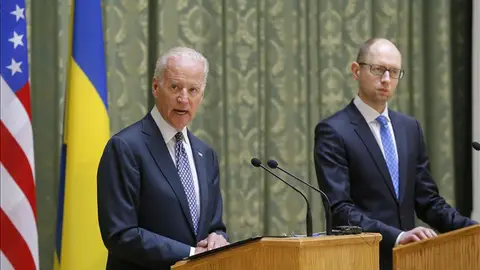 Joe Biden (i), y el primer ministro ucraniano, Arseni Yatseniuk. Joe Biden (i), y el primer ministro ucraniano, Arseni Yatseniuk.