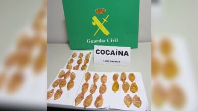 Le explotan bolsas de cocaína líquida en el estómago durante un vuelo